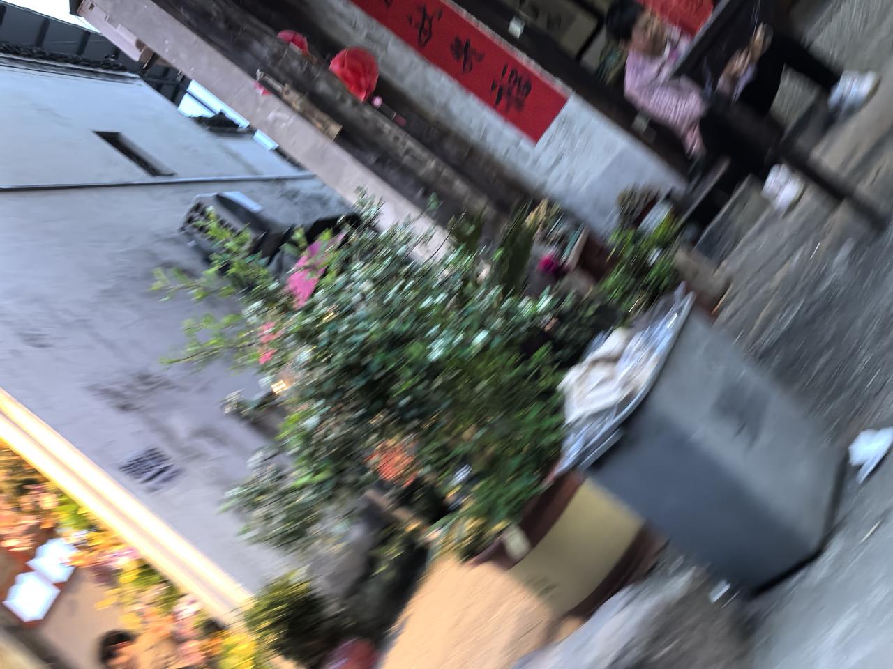 黄山脚下藏着个慢时光古村——潜口村，走一趟直接被徽派烟火狠狠拿捏。村里老井