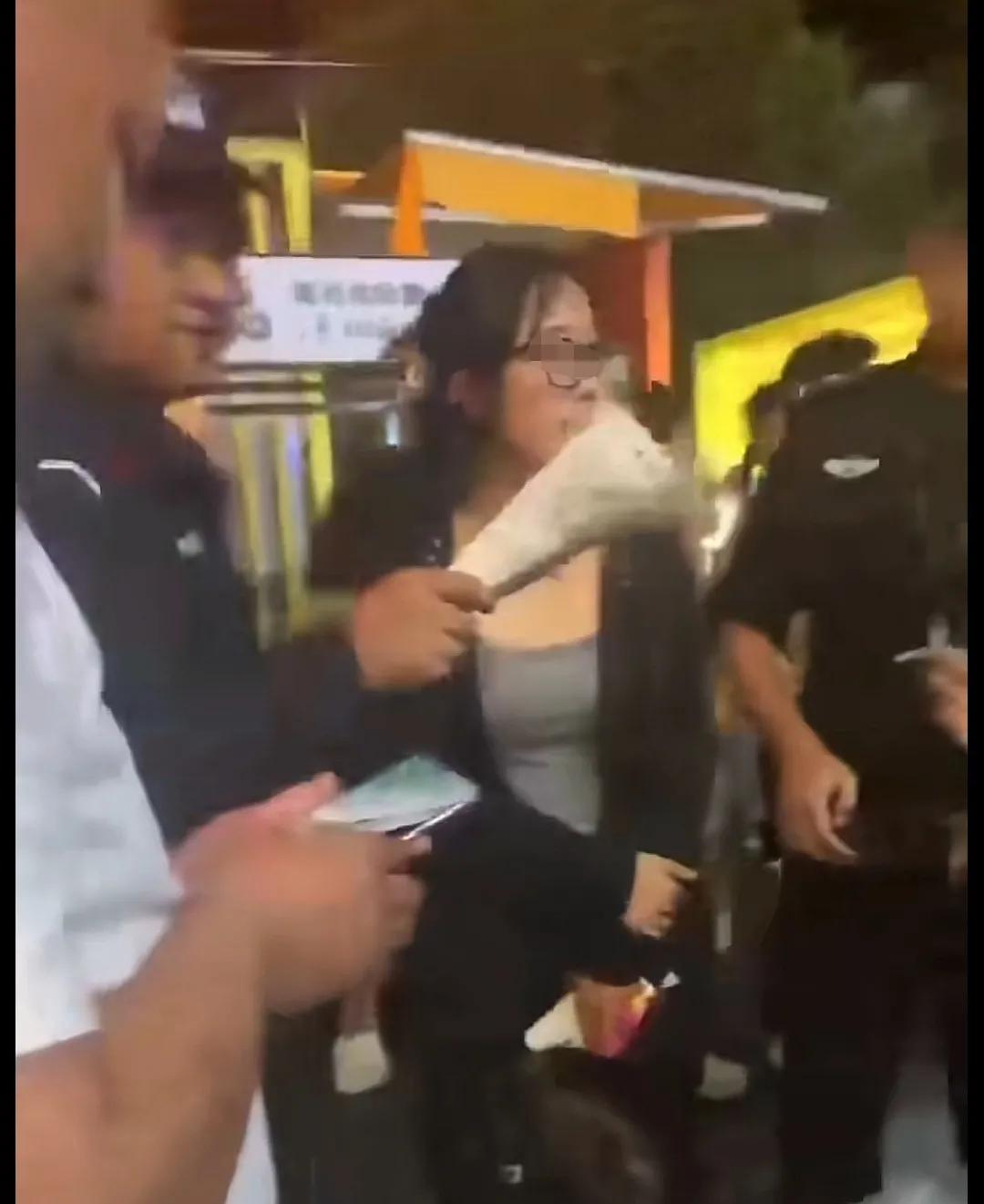 真是见钱眼开，7月6日，女子刮刮乐中1000000大奖，彩票摊主一把夺过彩票占为