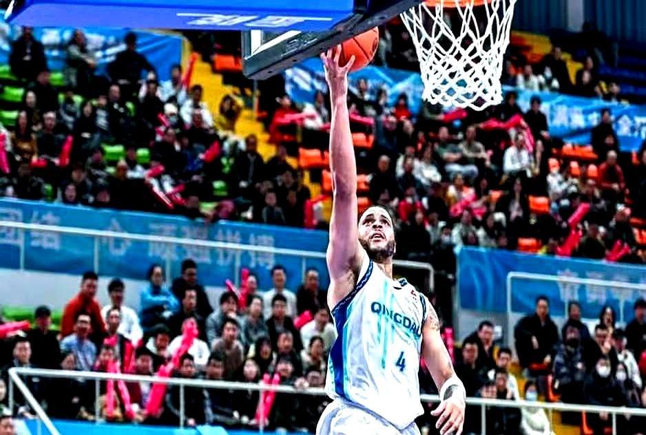 青岛训练馆里刘维伟盯着韦瑟斯庞肚子直接喊又胖了韦瑟斯庞还嘴说没胖，刘维伟当