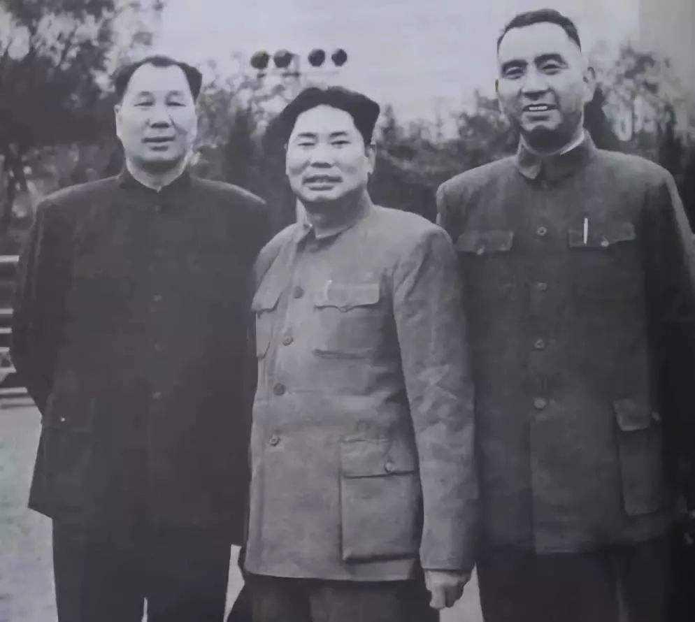 1958年最后一任志愿军司令员杨勇回国，该给他安排什么职务呢？北京军区司令员，这