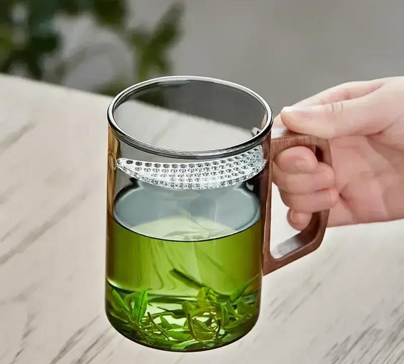 朋友昨天下午去麻将馆组局，本想三小时收工，结果同桌俩六十岁老哥出牌慢到像在做高考