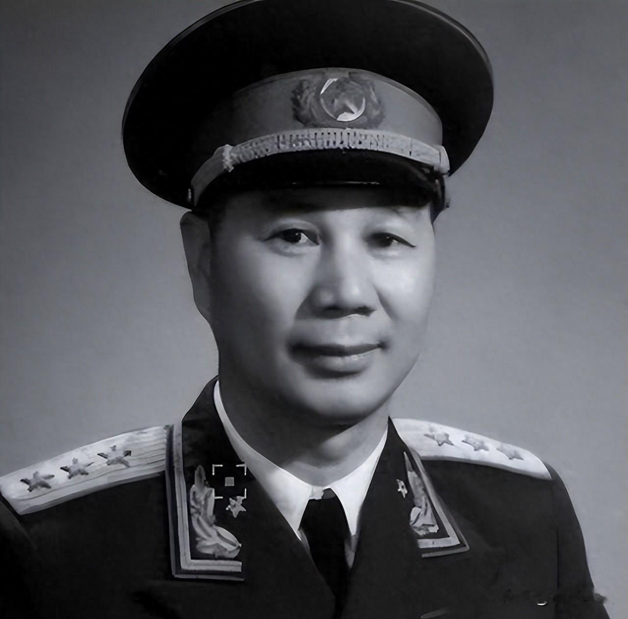 杨成武没戴三颗星，董其武硬被按上，这事儿到底谁说了算？1955年授衔，杨成武本