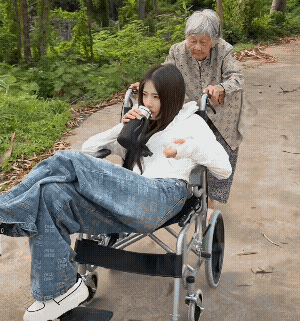 奶奶得了健忘症，方向盘哪里去了![捂脸哭][捂脸哭][捂脸哭]