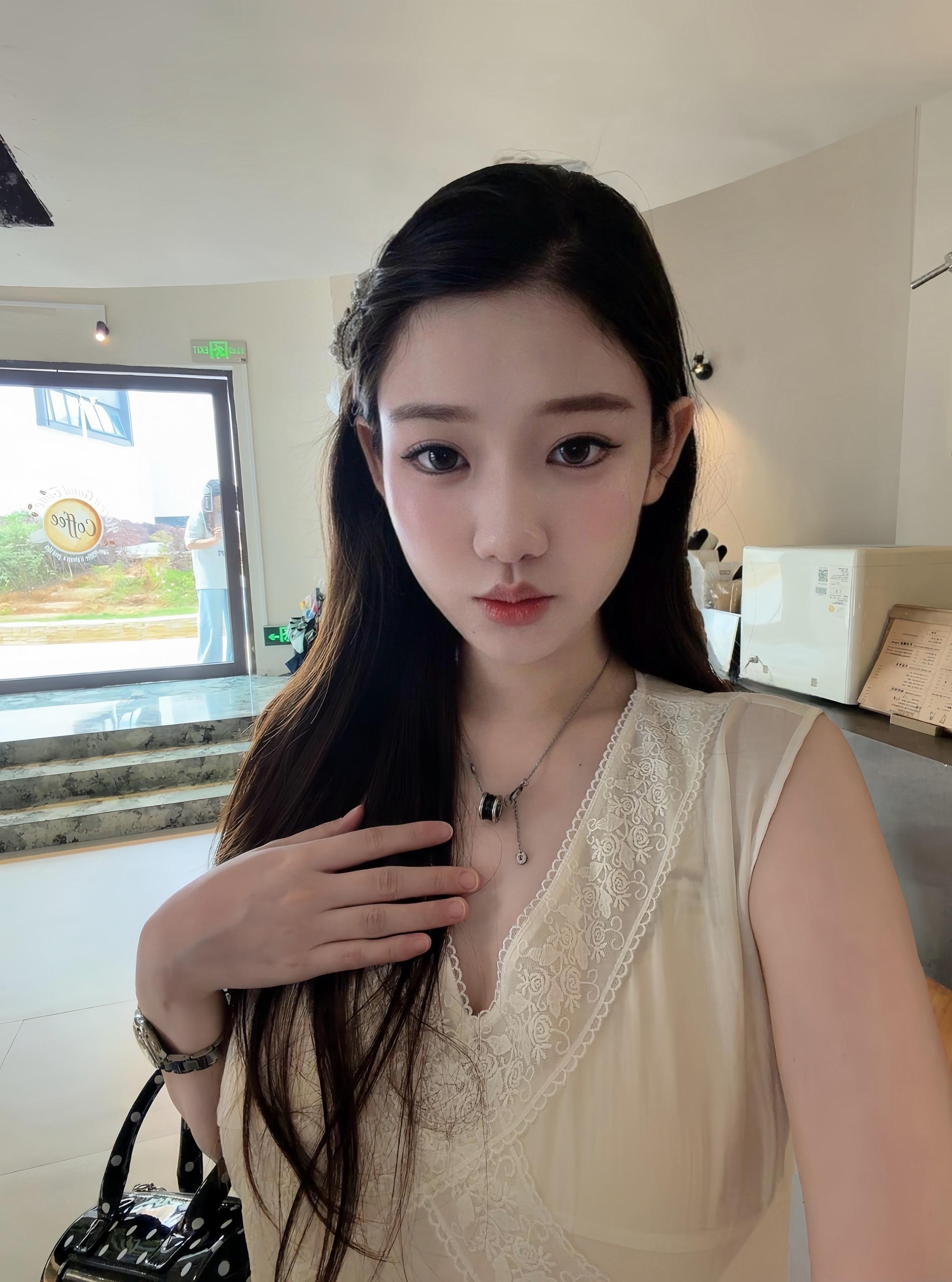 幸福的秘诀就是  在拥有蛋糕的时候 再给自己点杯咖啡