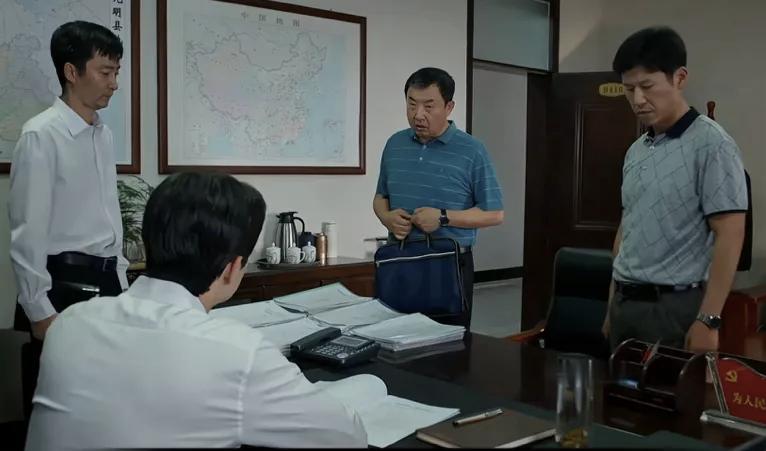 有一种职场氛围，让“叙事权”变得比“执行力”更重要。谁能讲清楚故事、谁能把自己嵌