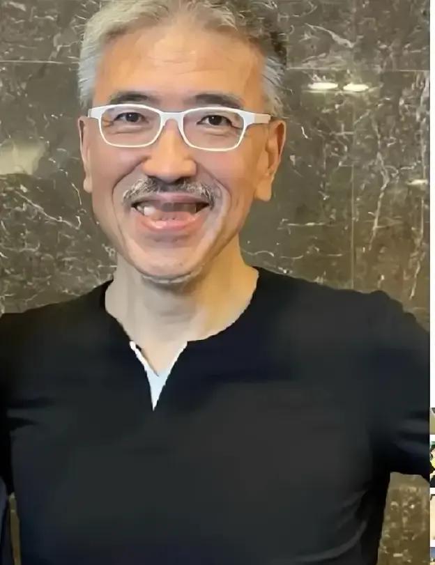 别一个人闷头练，命不是铁打的。夏天健身房闷得像蒸笼，你还在那死磕深蹲，真当自己