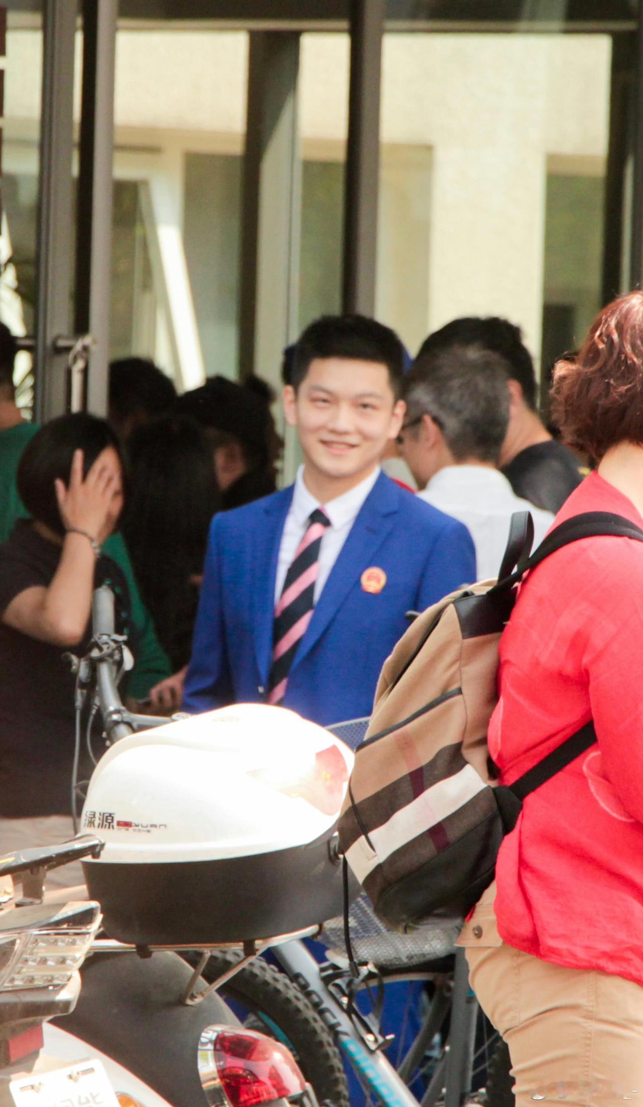 看着就是很美好，蓝色的西装领带，小孩哥穿着西装革履，当时的东哥在想什么！国乒和