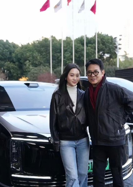 李连杰带女儿去提车，但是他女儿怎么感觉一脸嫌弃的样子？​​​