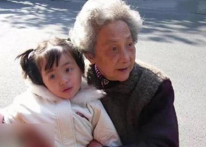 四岁宝宝患上肠癌, 最后不幸离世, 原因是奶奶给孩子吃了这个东西