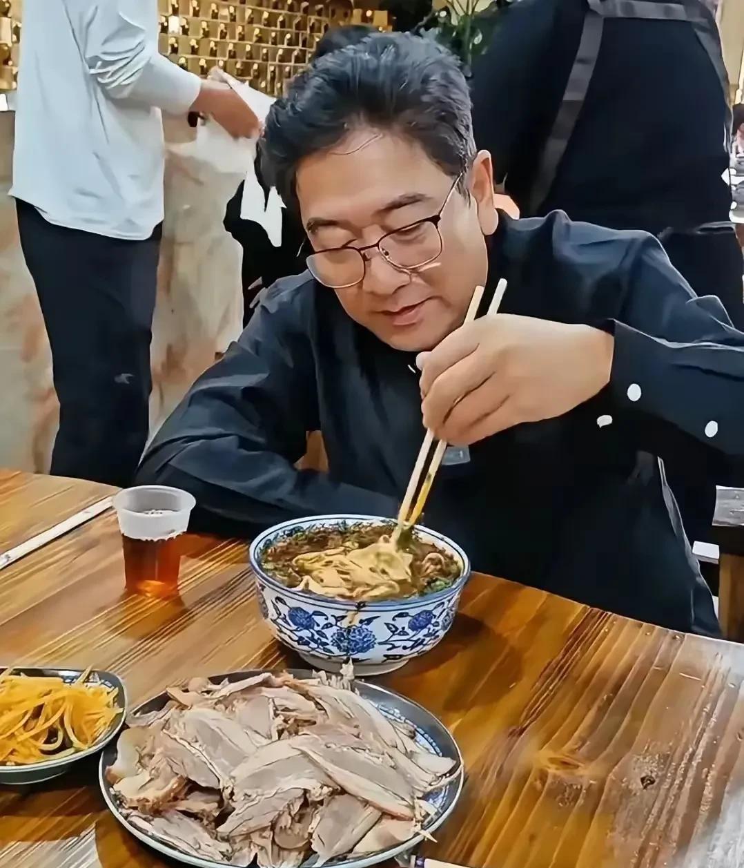 水均益吃的兰州拉面看着太正宗了，色香味俱全，料足地道，香喷喷的，一碗下肚，真的舒