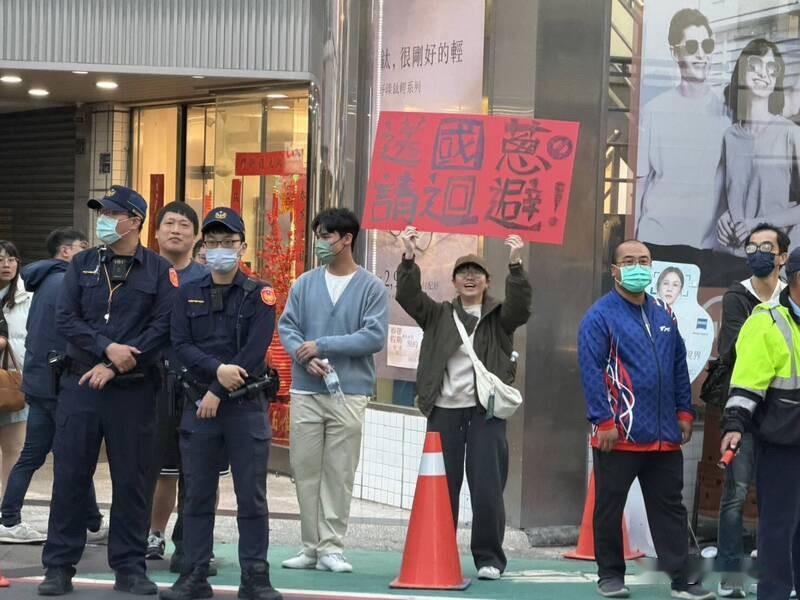 又被呛！黄国昌被民众举牌“送国葱，请回避”民众党主席黄国昌今天（20日）在彰