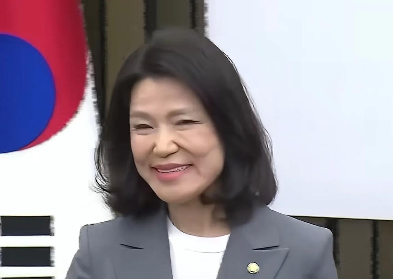 韩国这个女人要刨李在明总统的祖坟！近日，国民力量党议员李珍淑到李在明父母墓前