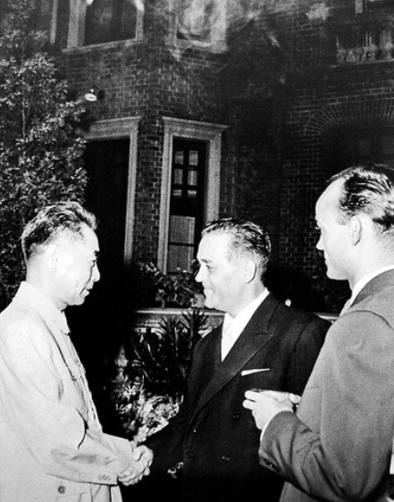 1963年底，周总理访问埃及，在总统举行的招待会上，一位当地情报高官趁周总理面前