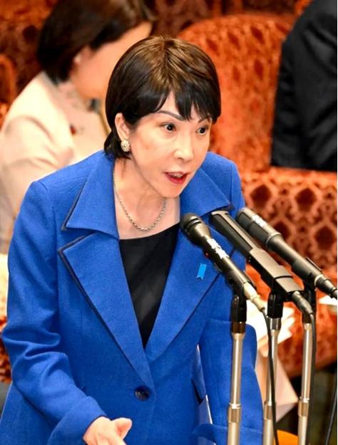 今年日本政坛最让人跌破眼镜的一幕，非得是国会质询那场“拍桌怒问”。 在野党议