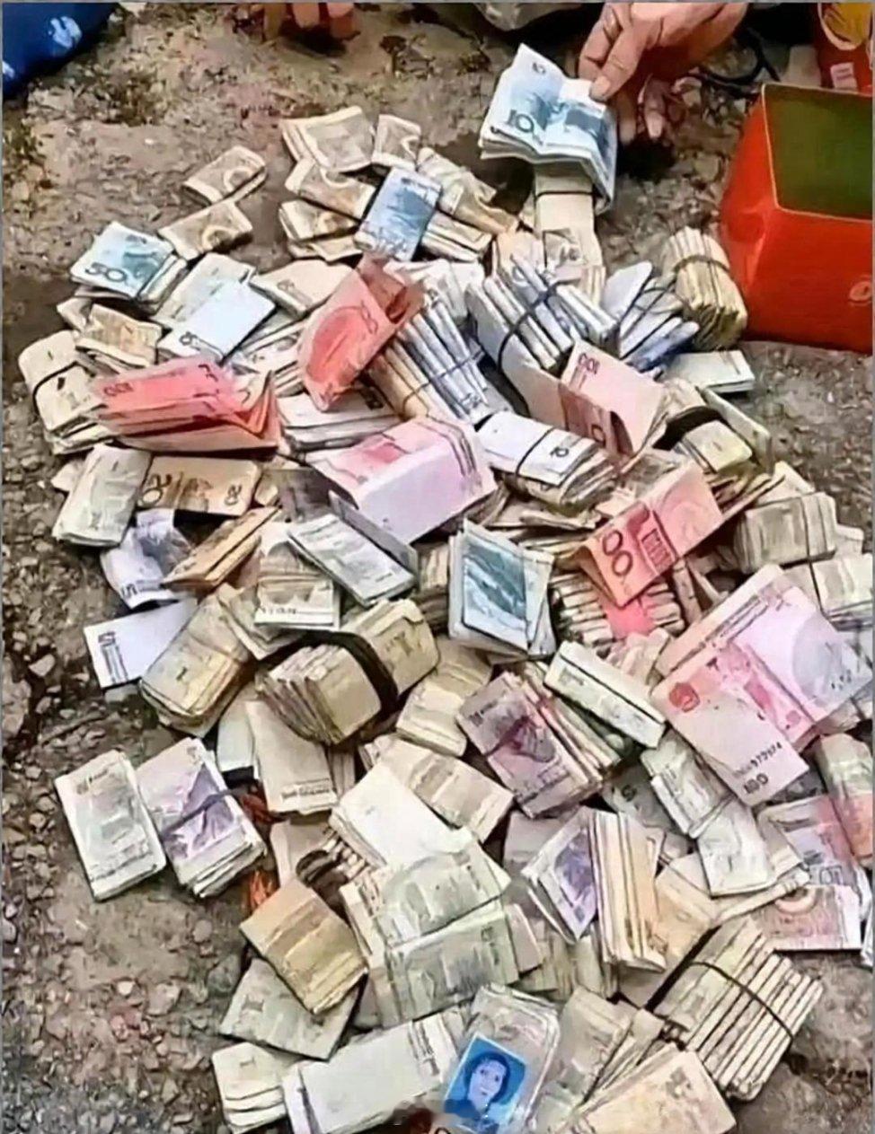今天收废品，收着个旧木箱子。开箱那一下，我手直接抖了。箱子里头，居然塞了好多钱。