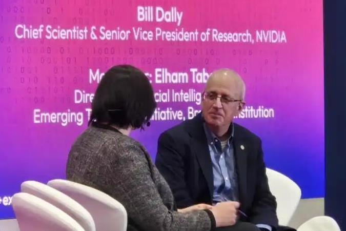 因为老美禁令，英伟达很多人才去了华为！据英伟达首席科技家比尔·戴利表示：“大量过