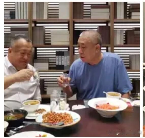 两位身家百亿实业大佬私下聚餐的一张留影。没有山珍海味，桌上仅是红烧肉、花生米、凉