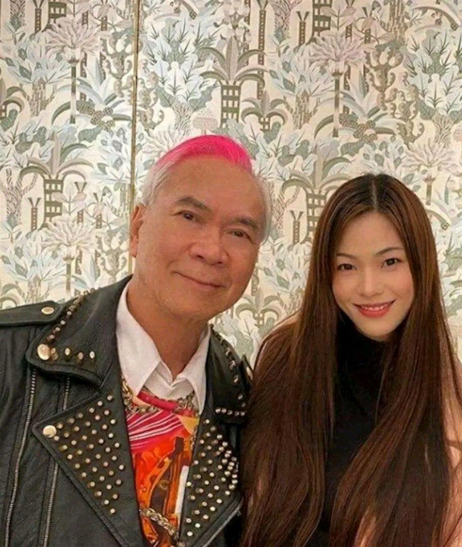 75岁港星李龙基的“爷孙恋”真是越看越像一场闹剧。他和小36岁的王青霞曾高调宣布