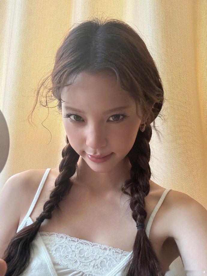 欧阳娜娜彩色眼影欧阳娜娜周扬青刘雨昕合照新发的这组图也太夏天了吧！清爽白色吊带