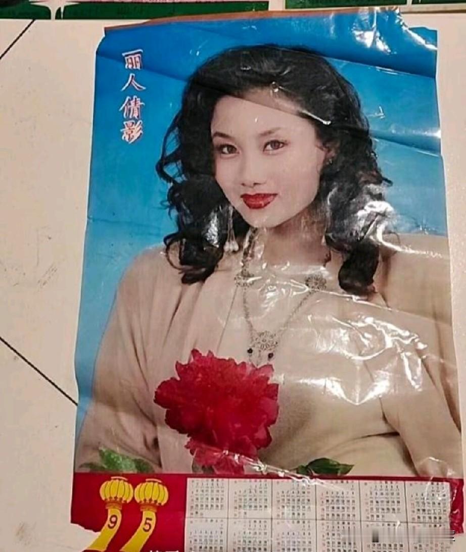 这些挂历大概也就70后、80后才熟悉，当年几乎家家户户墙上都挂着，有一阵子还传这