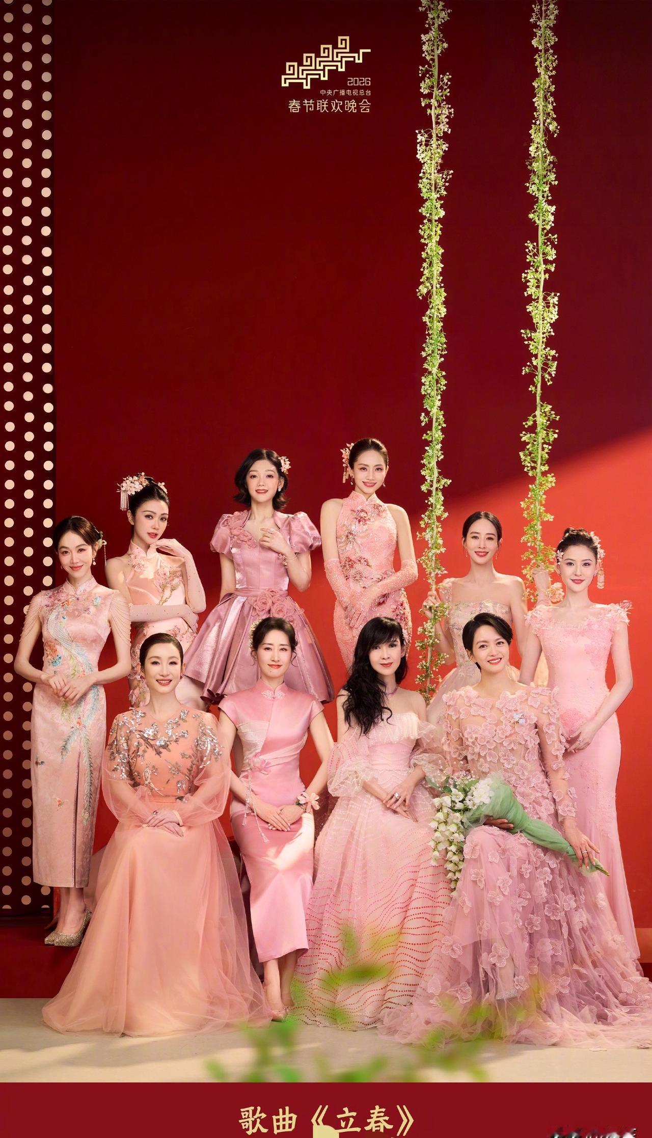 春晚开场，她一个转身，旗袍裹不住的春光，竟让169亿人看呆了！你以为春晚就看个