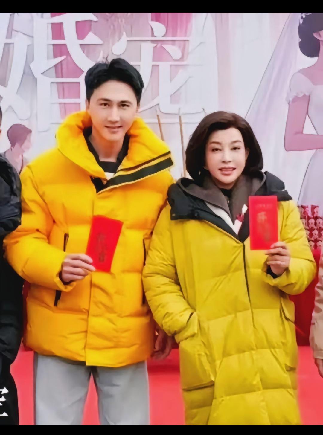 七十大几的人拍短剧，竟然还拍爱情戏！跟一个小男生演情侣也就演了，里面竟然还有吻