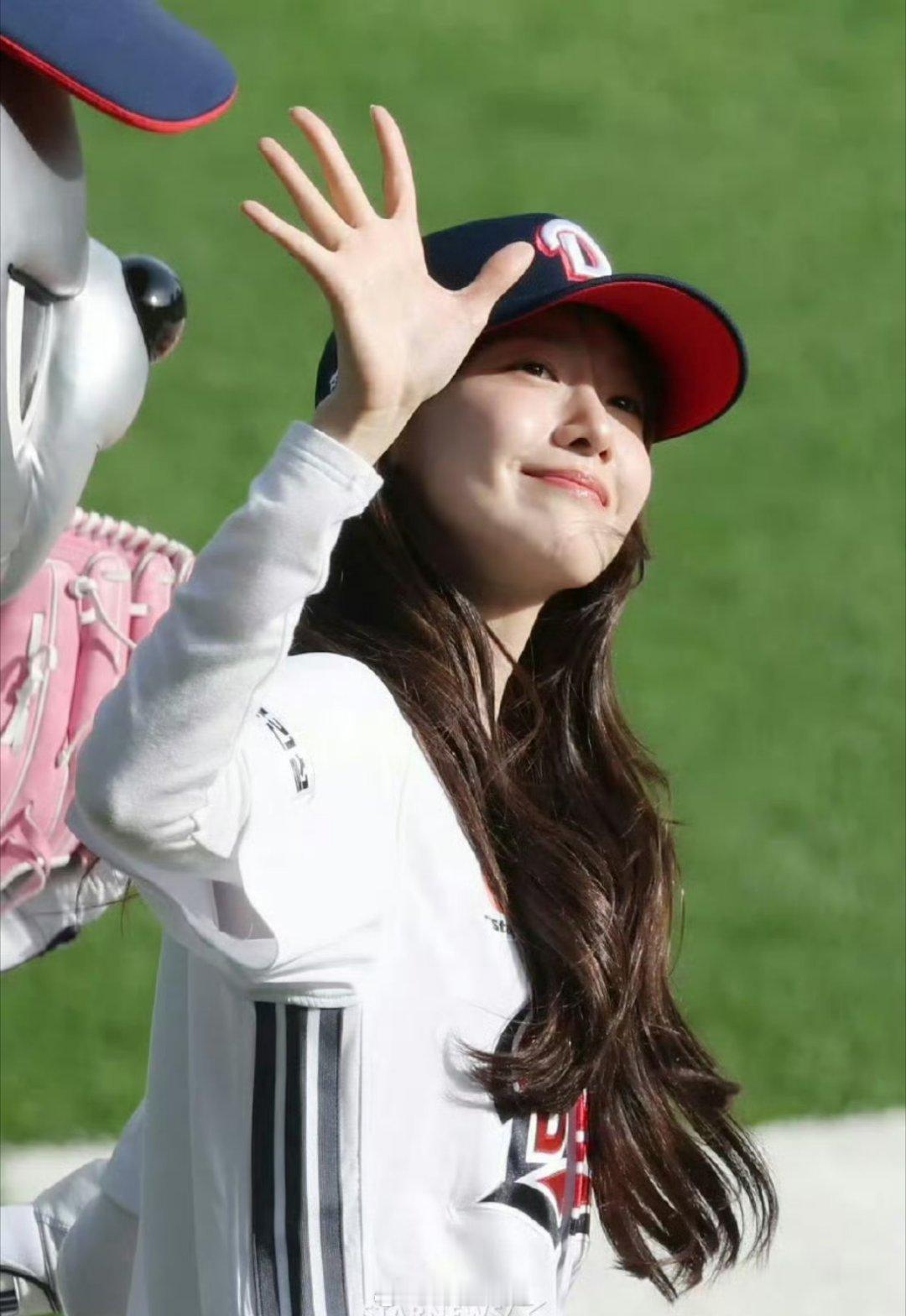 林允儿的十年前VS十年后棒球开球图来啦，十年的时光匆匆流逝啊，岁月好像没怎么在林