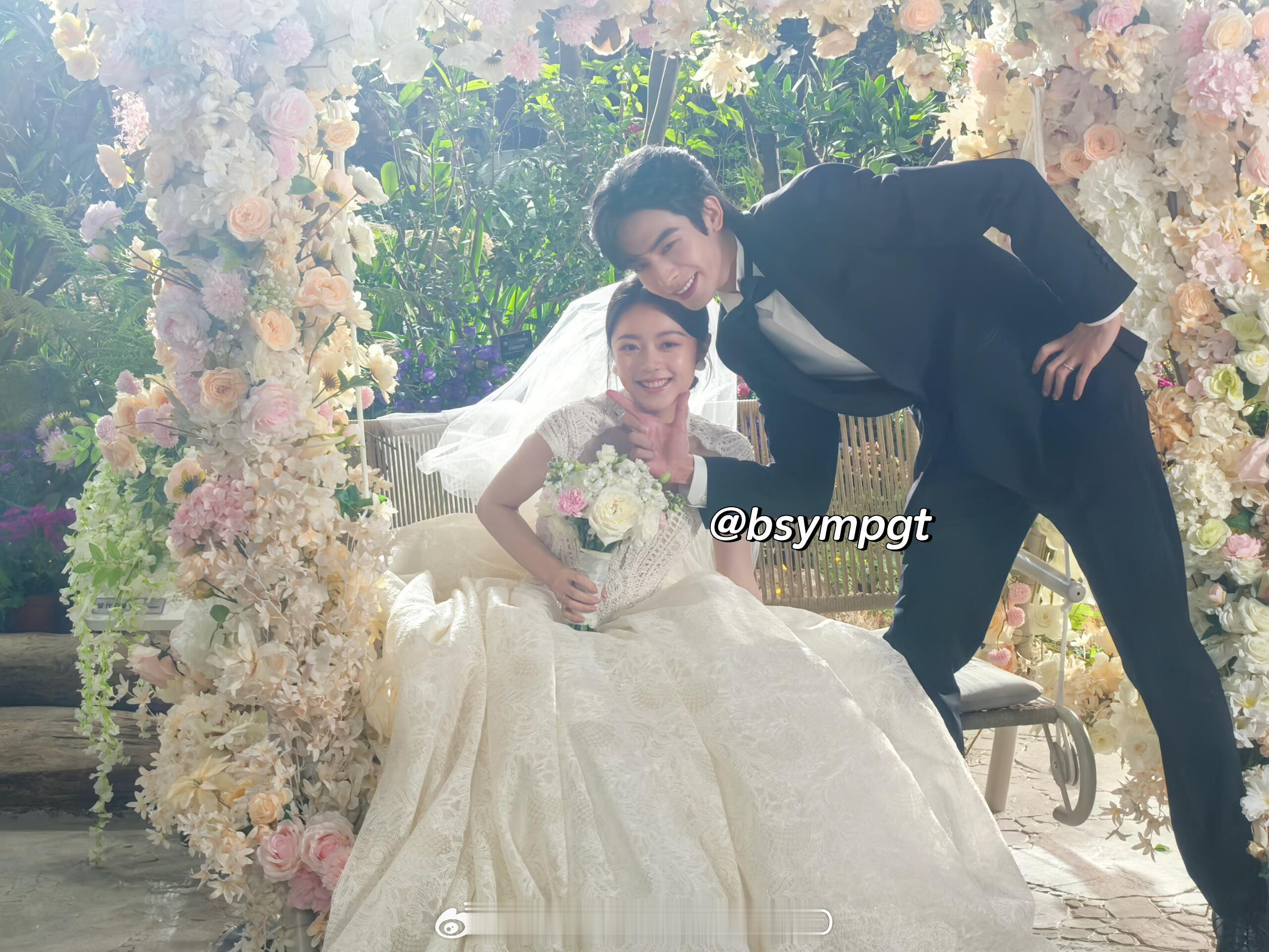 宋威龙赵今麦《骄阳似我》婚礼合影，哇噢，大事很妙！！💐