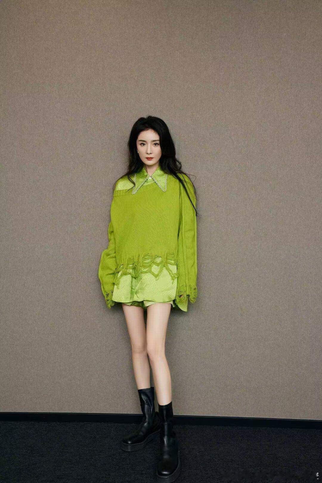 杨幂🦊杨幂prada品牌代言人梦里很多摇晃的绿色光晕，之后渐渐看清楚了，
