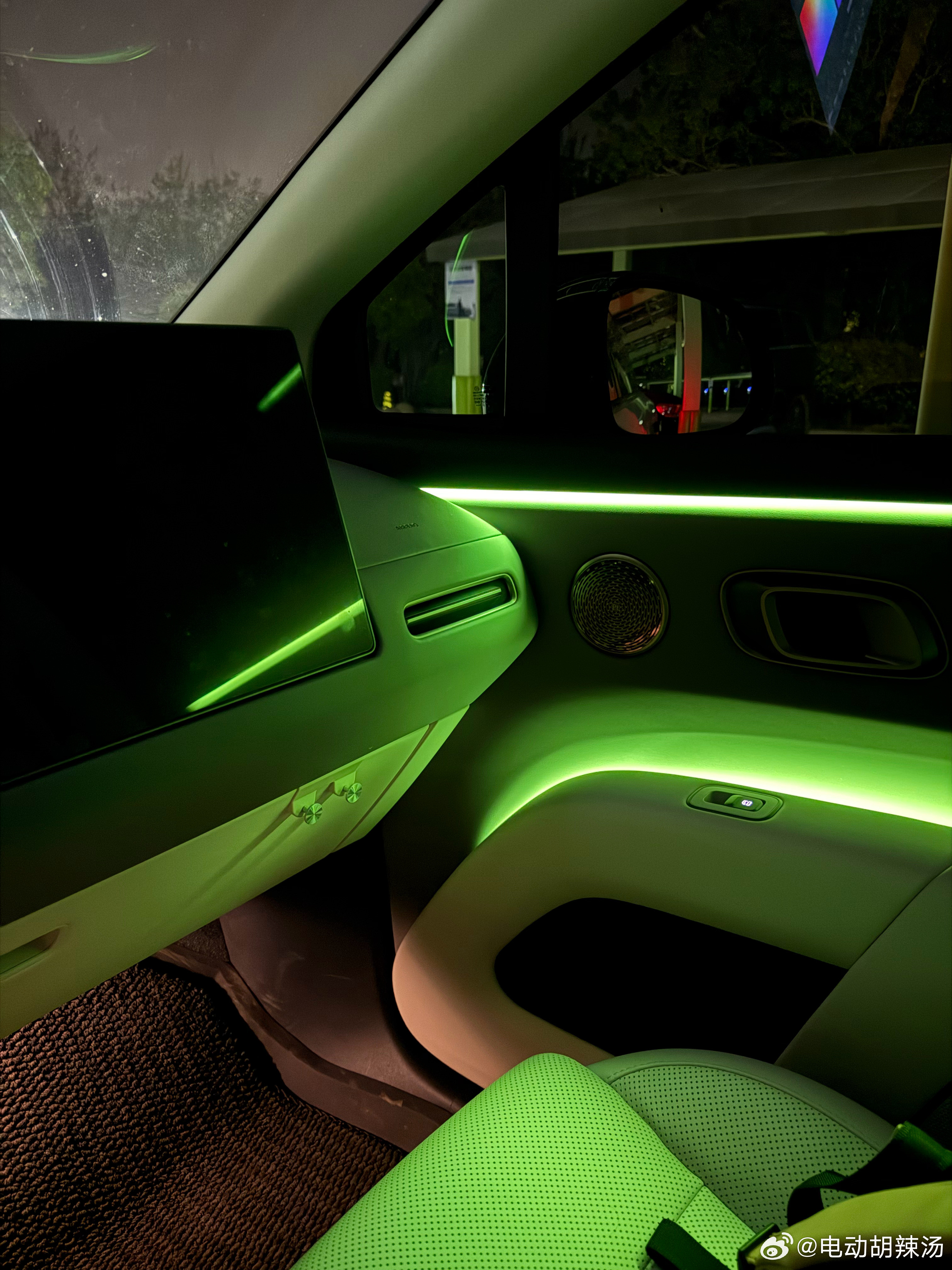 无论是理想i8还是其他款理想的内饰都是给人一种非常安逸的居家感，所以氛围灯颜色