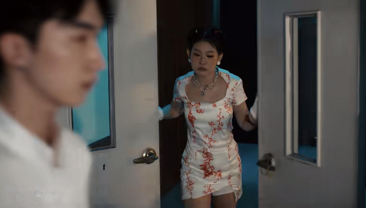 小沈阳女儿的新歌MV大家看了吗，我看完之后，有一个地方很不适，不是她身材不好