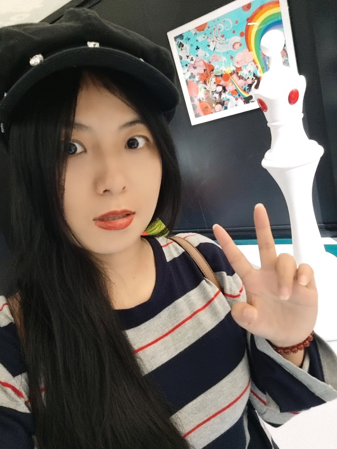 女生第一反应不是安抚你的情绪，反而故意发和异性的互动刺激你，本质上就是把你的痛苦