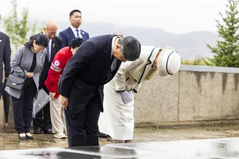 蒙古国总统呼日勒苏赫还是有自知之明的，只派了蒙古国红十字会秘书长纳·包勒尔玛和副