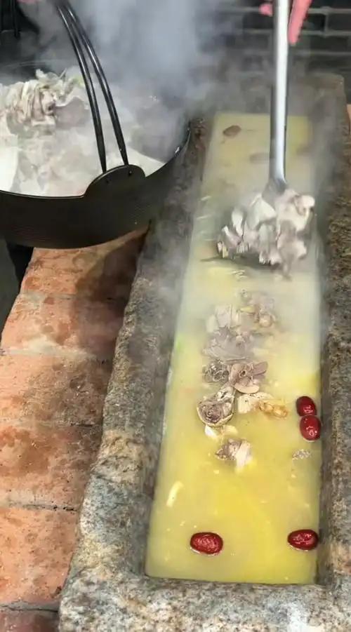 前段时间有这样一类网红美食火了。 看的人刷新三观，好好的火锅都要倒进用石头做