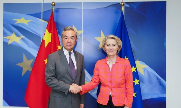 想不到法国这边还真是铁骨铮铮的，一点不急贸易问题。王毅外长在跟法国外长会晤的时