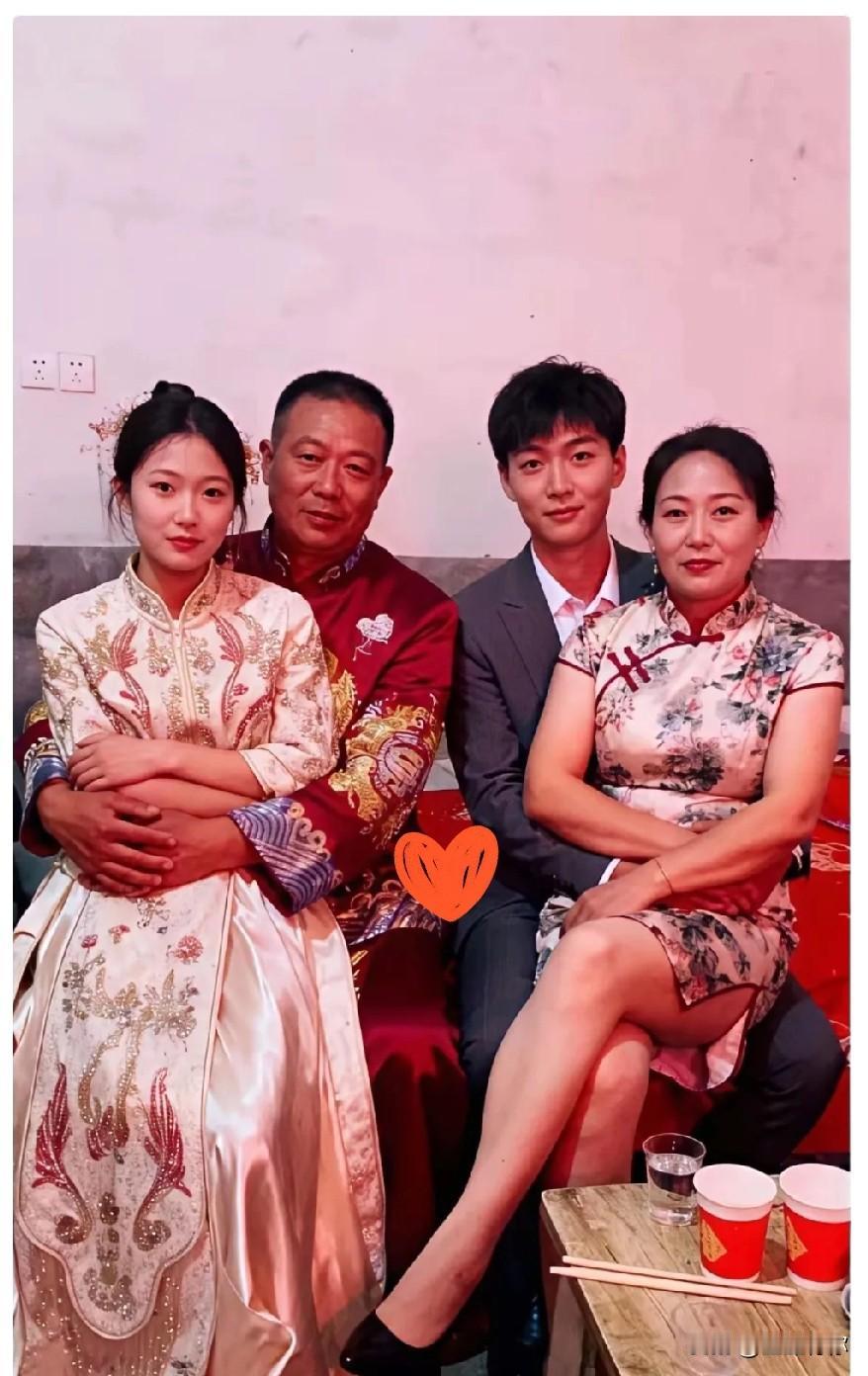 这张照片都说是爸爸搂着的是儿媳妇，儿子搂着的是丈母娘，这肯定是千错万错，胡说的，