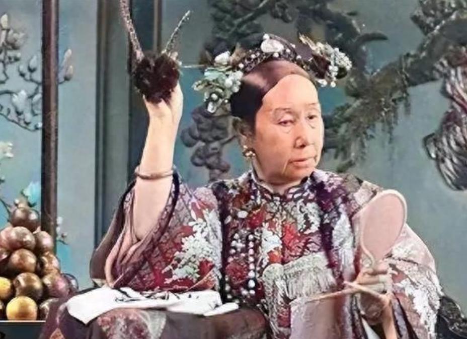 1880年，慈禧的身上长了疖疮，烦躁的很。太医们束手无策，毕竟谁敢摸太后的屁股啊