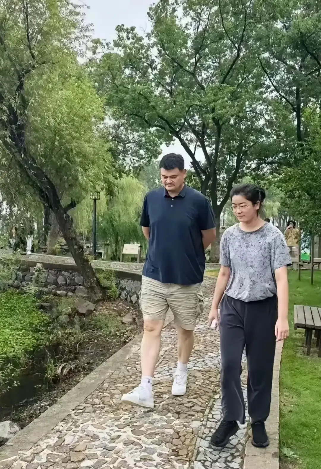 姚明15岁女儿身高近2米这是姚明和女儿在公园散步的一张照片，照片中姚明的女儿和