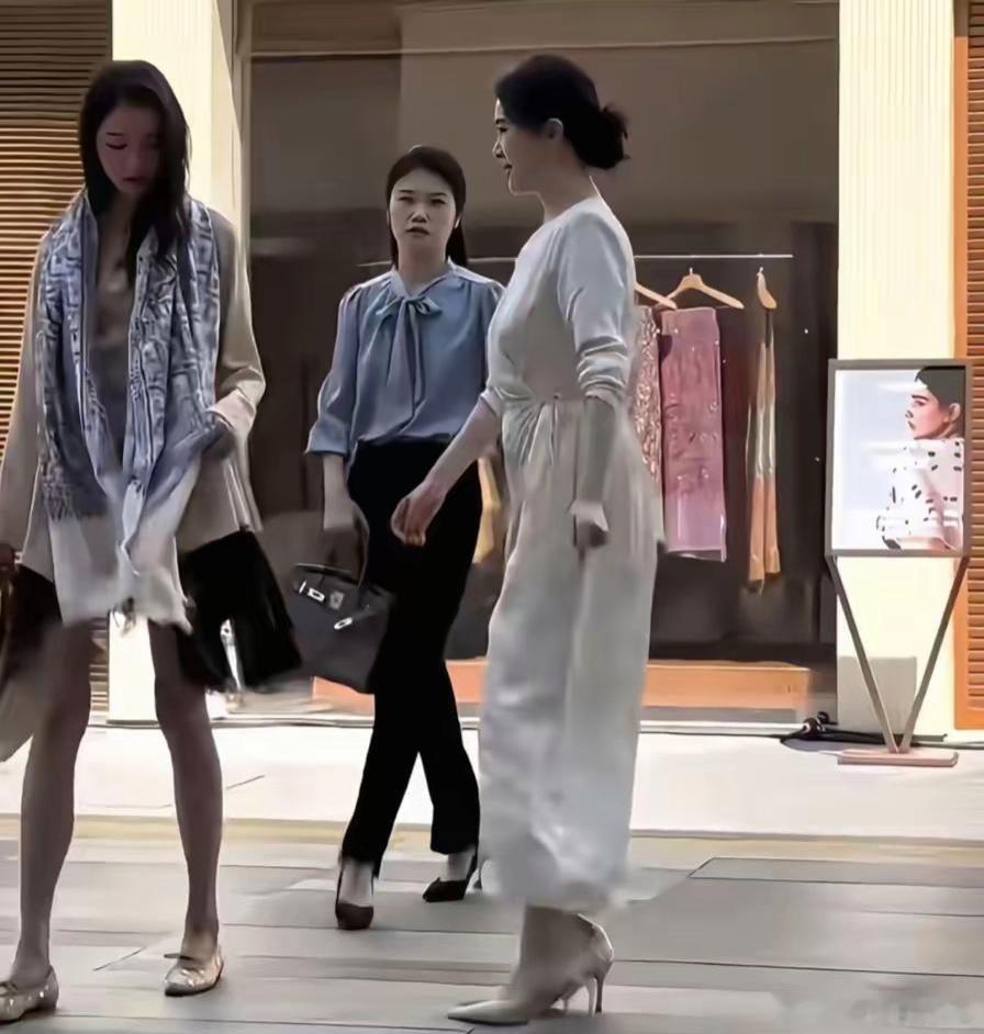 网友评价：关晓彤把左小青衬成了助理，大家觉得呢