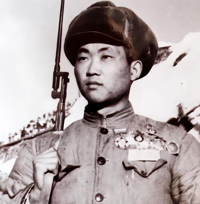 1952年，上甘岭战役中，一名新兵守阵地时，见美军冲来十分慌乱，忽然瞥见敌指挥官
