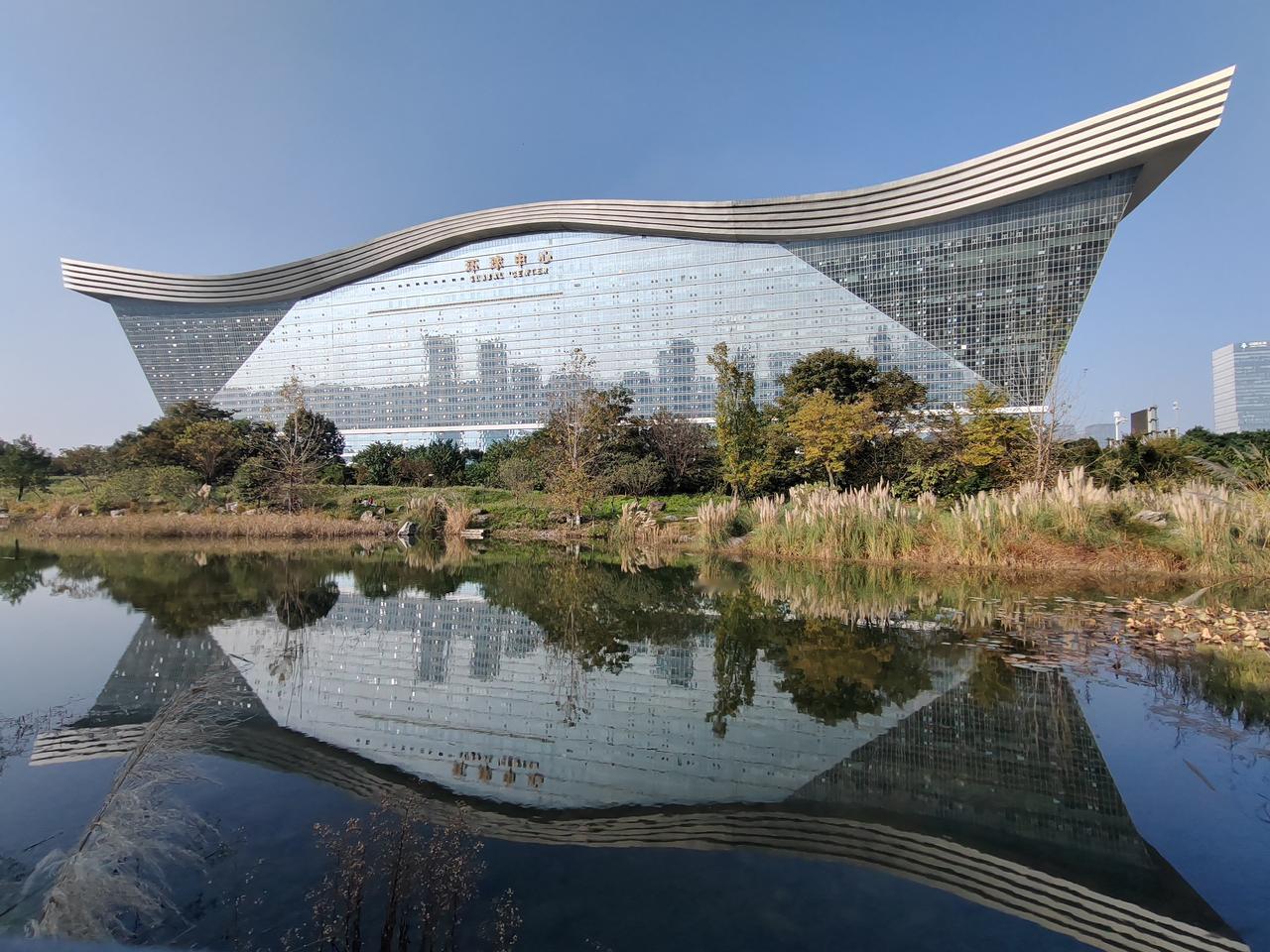 成都环球中心如一座未来之城跃然眼前，这座世界最大单体建筑以流线型穹顶勾勒天际，玻