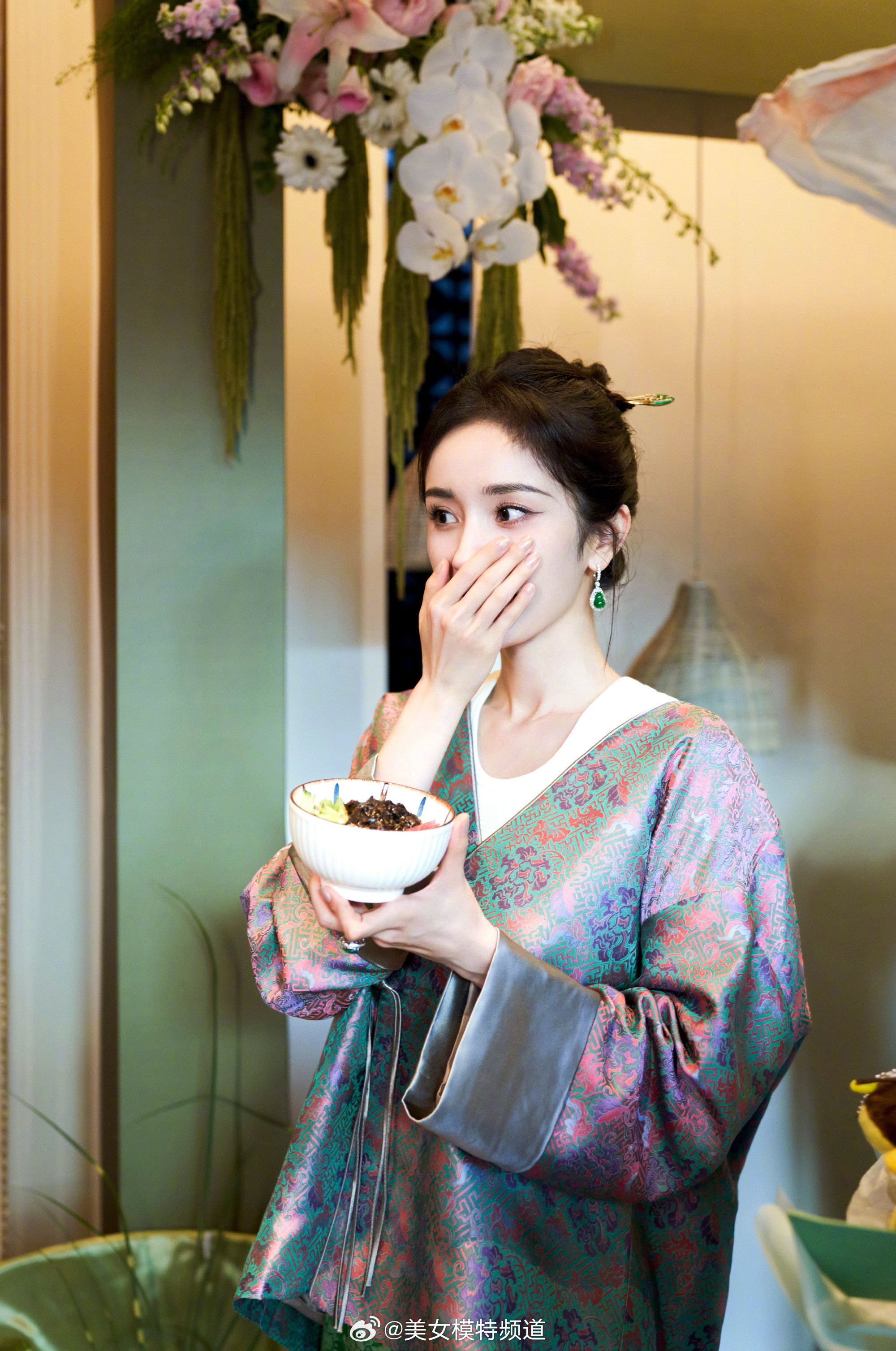 杨幂柔美风生日写真