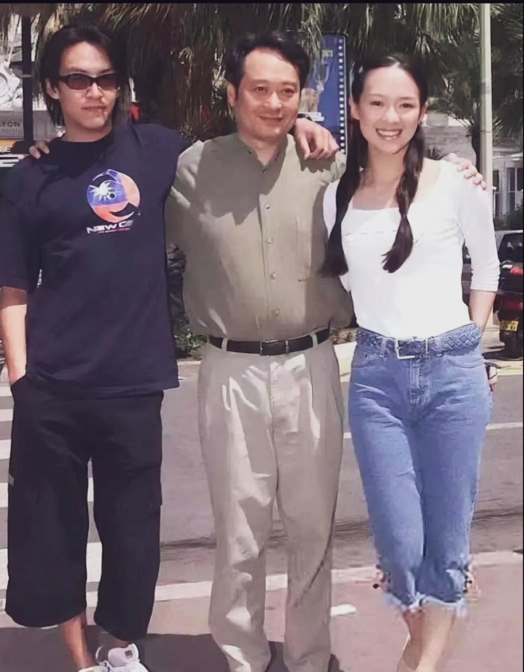 年轻时候的章子怡白上衣配牛仔裤，两条麻花辫搭在胸前，清纯玉女形象溢出屏幕！真好看