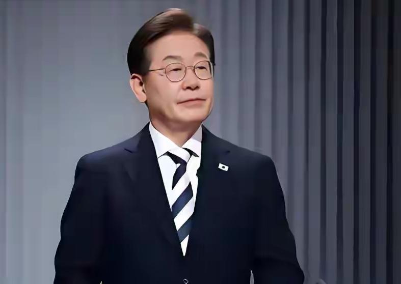 一句话惹的事！故意为难李在明韩国议员的一句“挑衅”引发轩然大波。李在明刚访问中