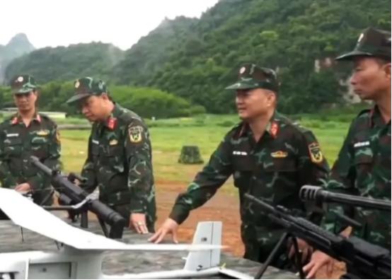 当解放军拿出装备后，越军的表情亮了目前解放军和越南陆军在广西进行的联合军事演
