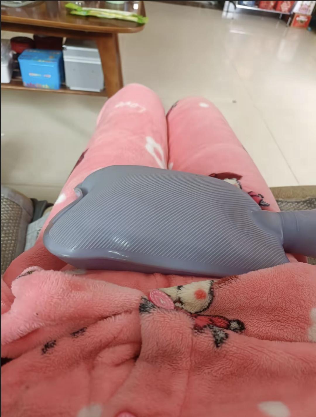 前阵子回老家，听大姑聊起她腰疼，贴了三个月电热毯，结果小腿开始发痒、脱皮，去镇医