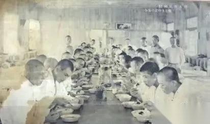 大和舰由于伙食太好，都只喜欢吃白米饭，因此大半会偷偷去船舷往海里倒小麦，倒完还要