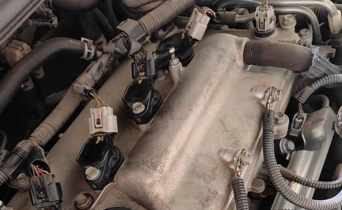 丰田卡罗拉换火花塞全流程很多的卡罗拉车主都会有一些好奇，火花塞是不是可以从新车