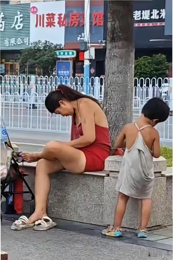 徐州街头出现一对特殊的流浪母女，母亲穿红色连衣裙打扮时尚，路人拍下视频后，大家纷