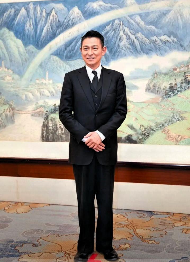 谁能想到！64岁刘德华亮相央视新闻联播，气场直接拉满！这次他能够登上新闻联
